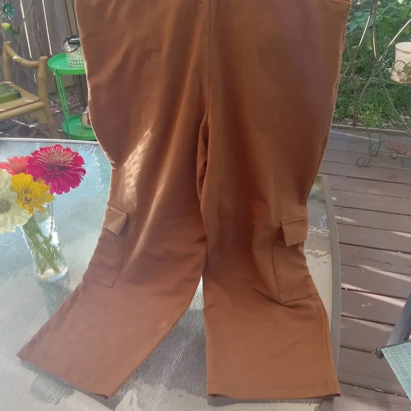 NWOT Wicked by Women with Control Petite Cropped Cargo Pants, PM - Picture 3 of 4